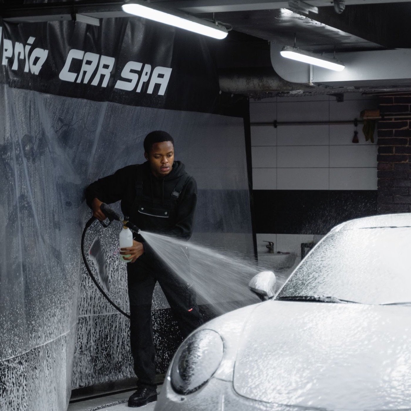Pressure rinsing a car